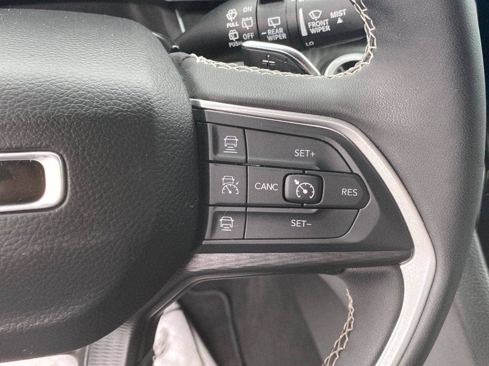 Used 2025 Jeep Grand Cherokee Laredo w/ Luxury Tech Group I AWD/4WD image 17