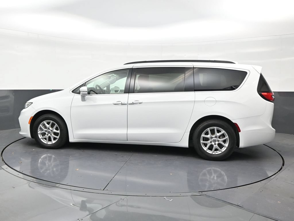Used 2022 Chrysler Pacifica Touring-L FWD image 2