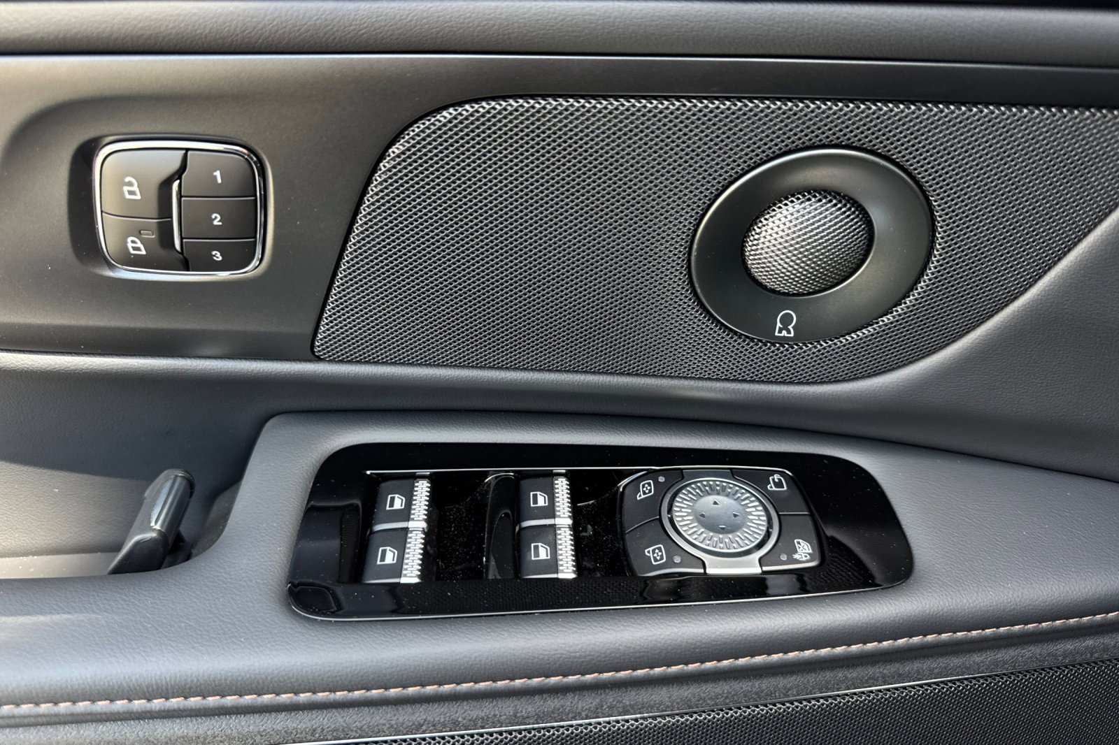 New 2025 Lincoln Nautilus Reserve w/ Jet Appearance Package image 10