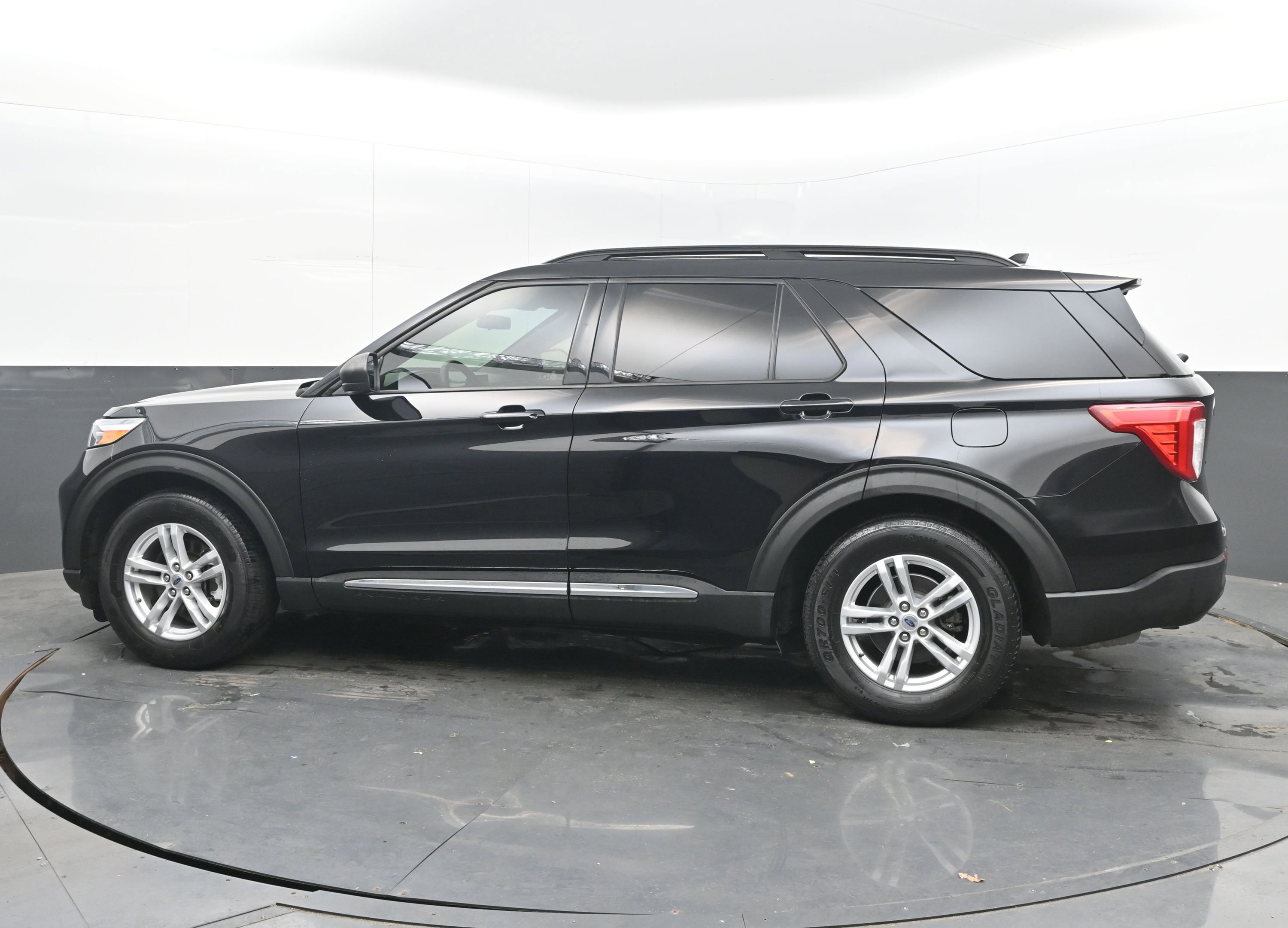 Used 2020 Ford Explorer XLT w/ Class III Trailer Tow Package image 7