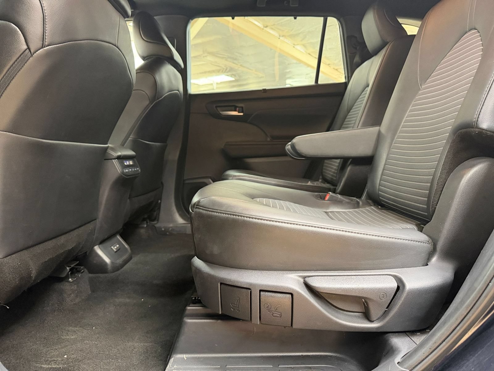 Used 2025 Toyota Highlander XSE AWD/4WD image 27