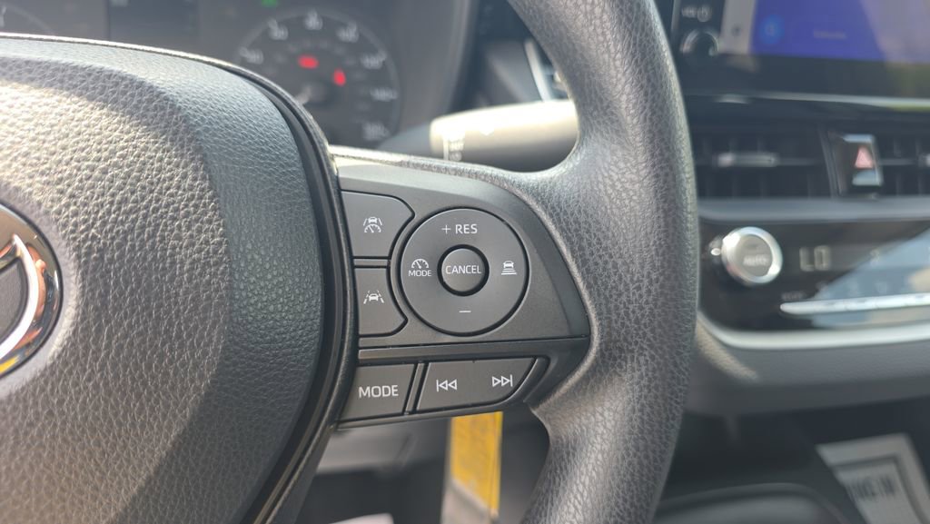 Used 2025 Toyota Corolla LE image 26