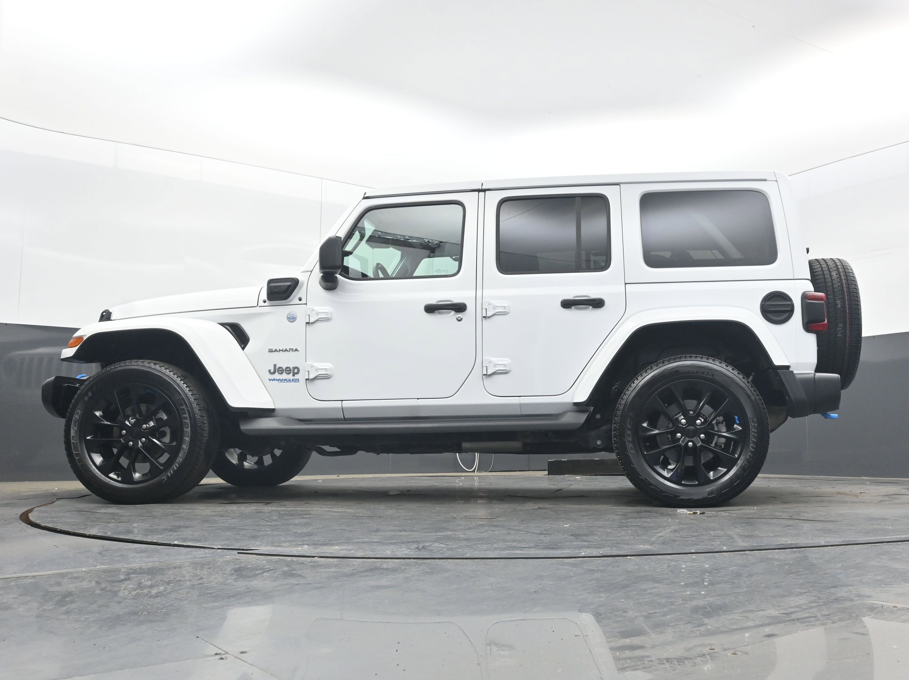 Used 2022 Jeep Wrangler Unlimited Sahara w/ Cold Weather Group AWD/4WD image 29