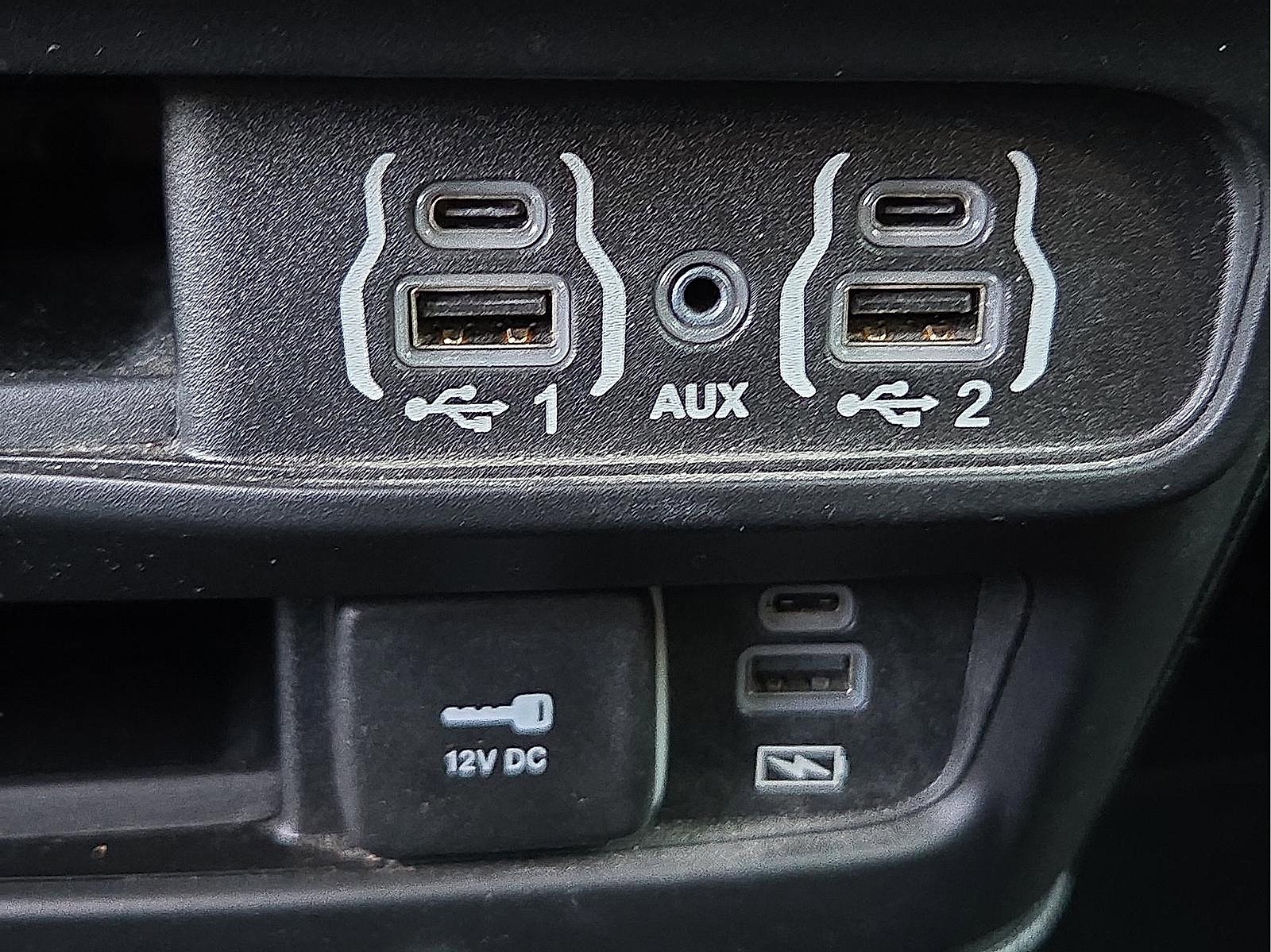 Used 2022 Chrysler Pacifica Touring image 18