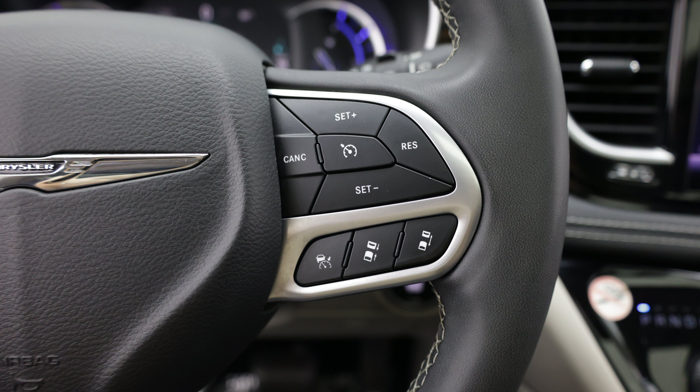 Used 2023 Chrysler Pacifica Limited FWD image 25