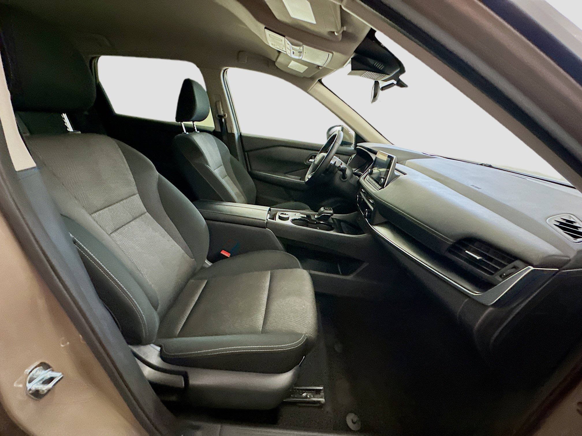 Used 2025 Nissan Rogue SV image 32