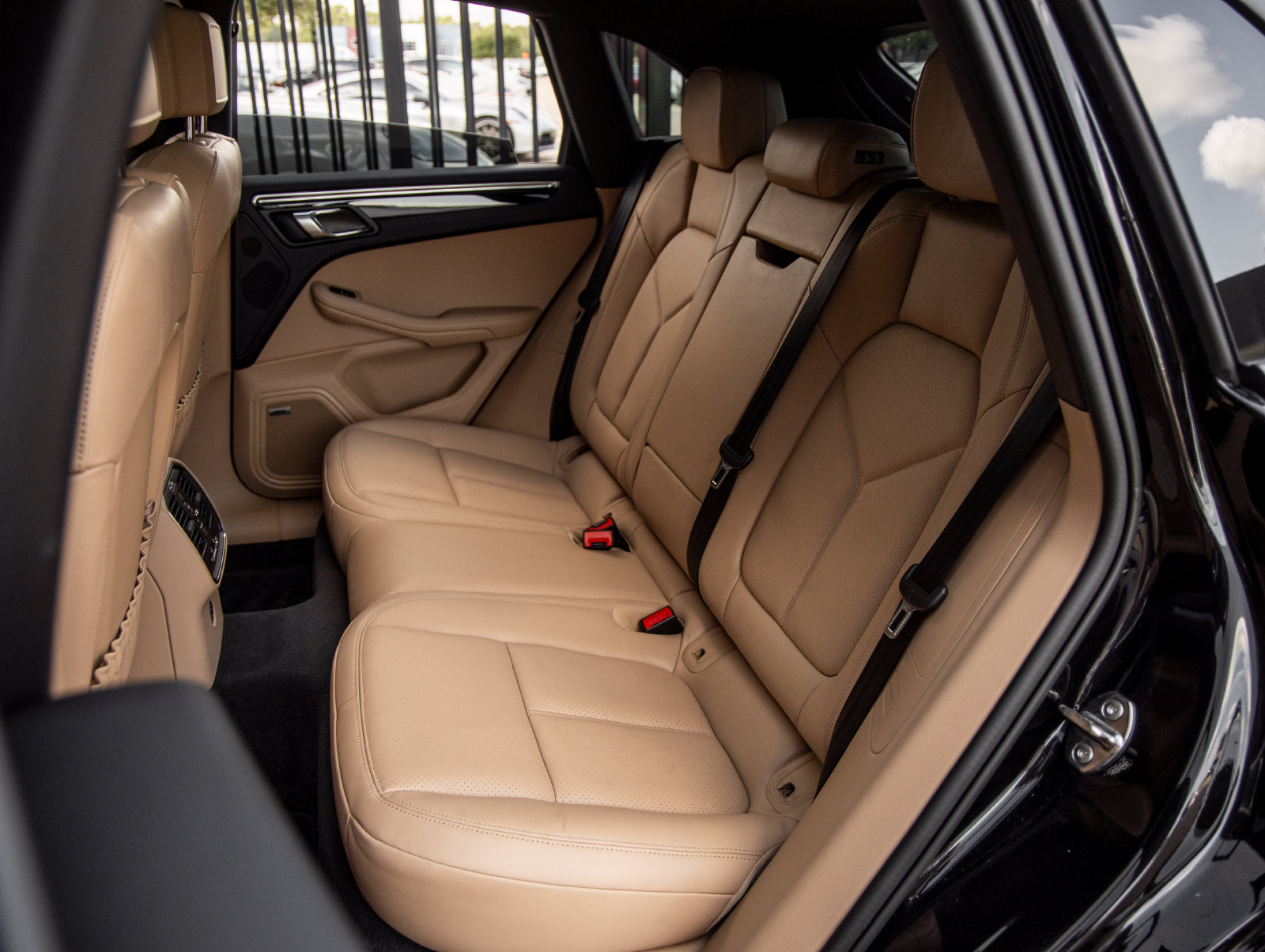 Used 2024 Porsche Macan AWD/4WD image 35