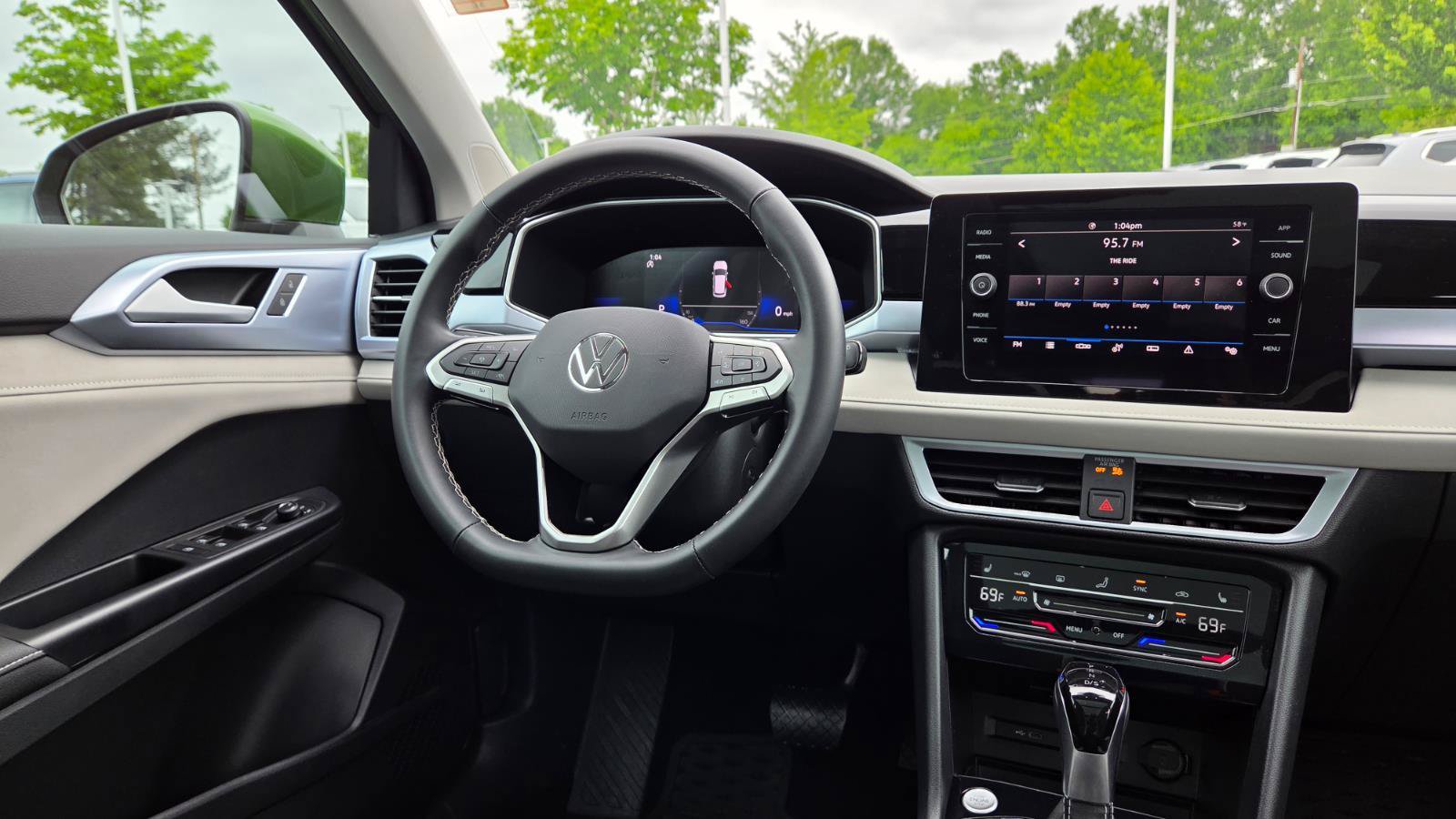 Certified 2025 Volkswagen Taos SE w/ Panoramic Sunroof Package FWD image 54