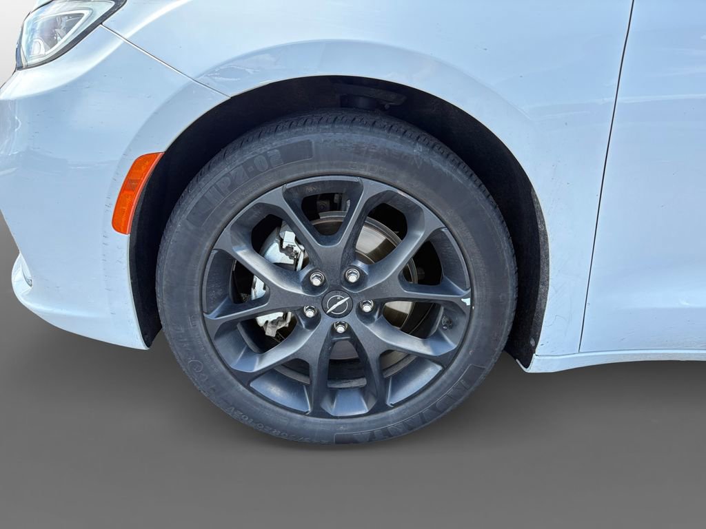 Used 2025 Chrysler Pacifica Limited FWD image 15