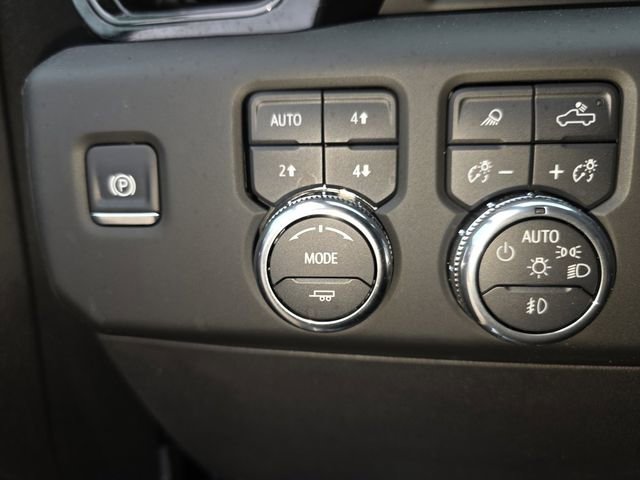 Used 2025 GMC Sierra 1500 AT4 w/ Technology Package AWD/4WD image 12
