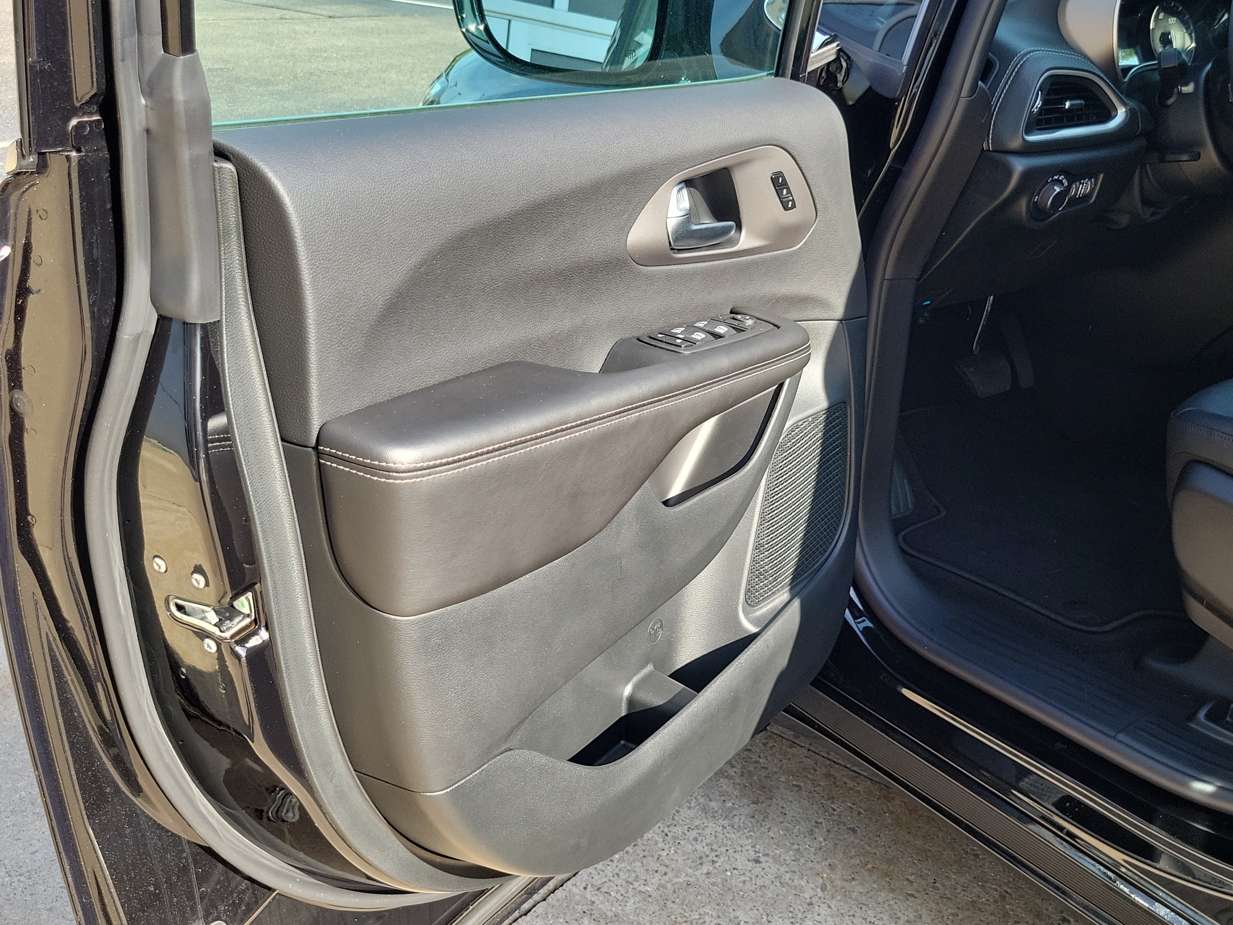 New 2027 Chrysler Pacifica Select FWD image 6