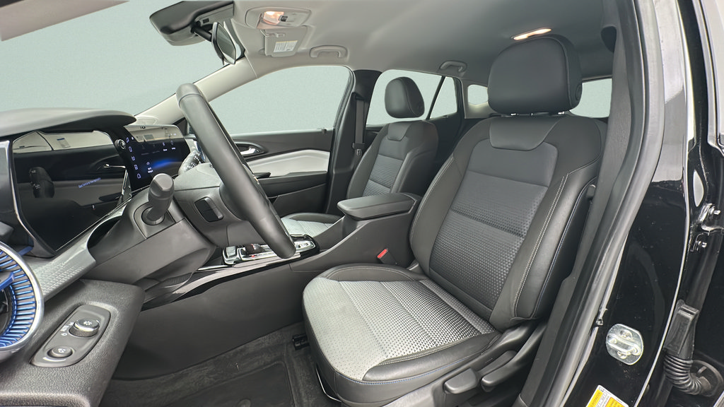Used 2025 Chevrolet Trax LT w/ LT Convenience Package FWD image 14