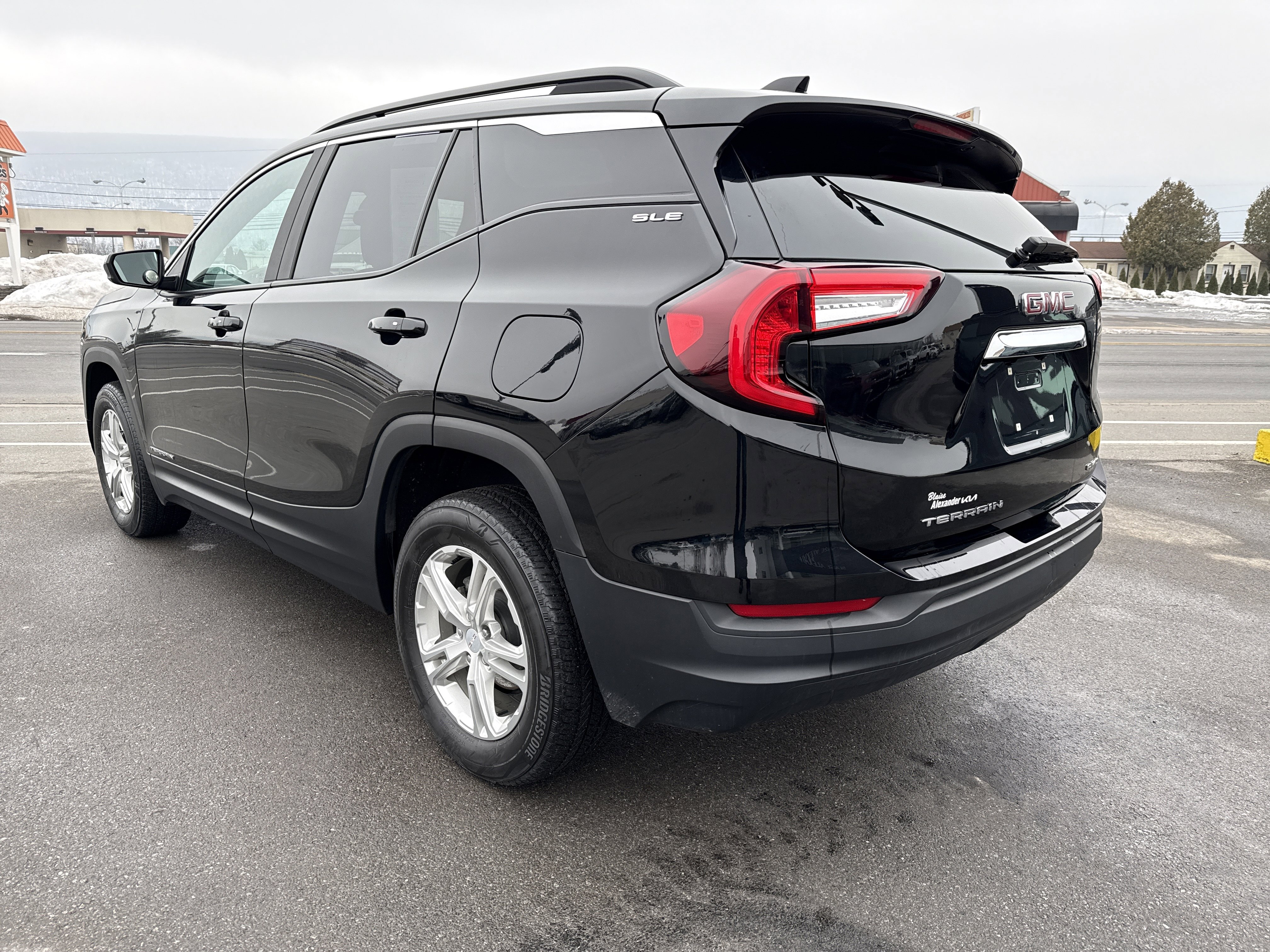 Used 2022 GMC Terrain SLE w/ Driver Convenience Package image 6