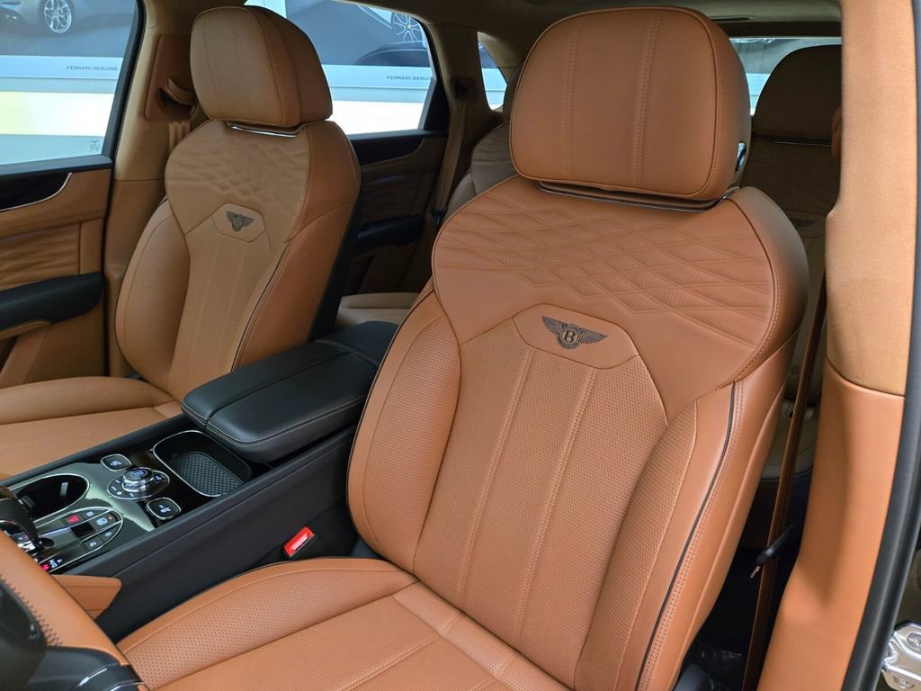Used 2024 Bentley Bentayga image 32