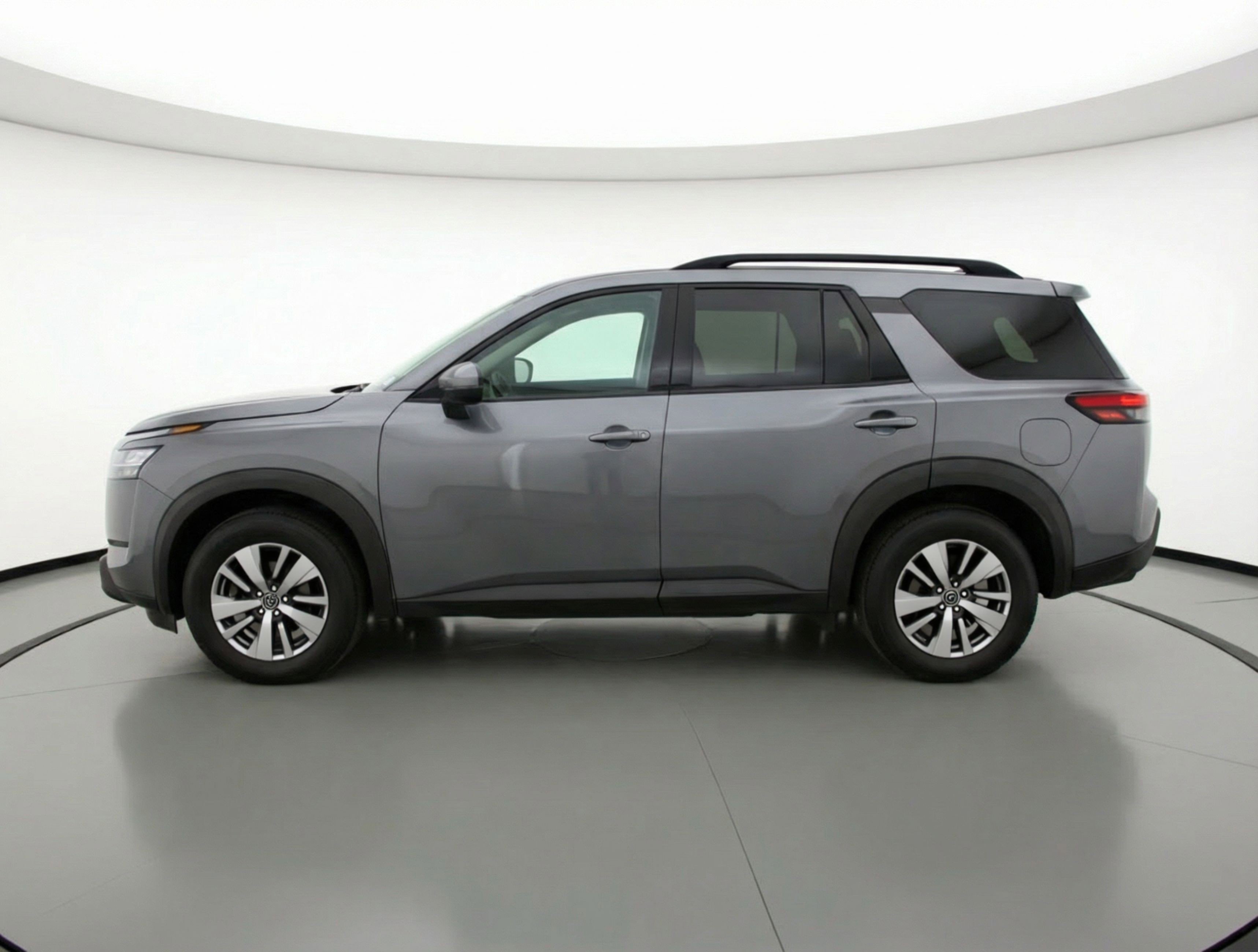 Used 2025 Nissan Pathfinder SV image 5