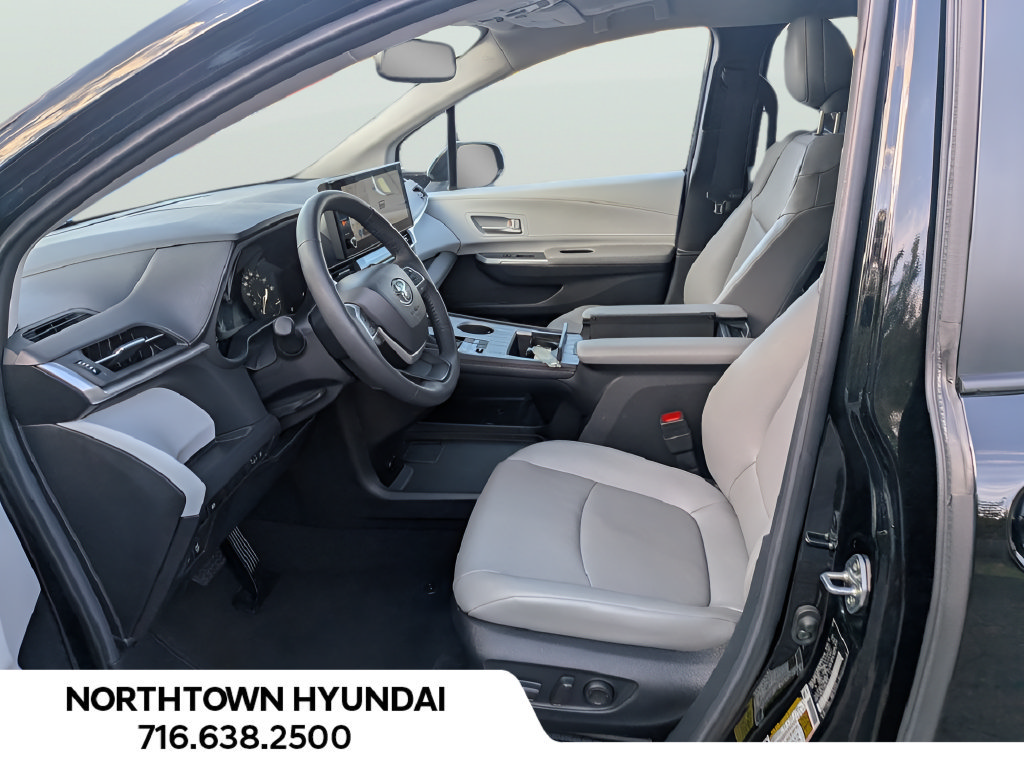 Used 2026 Toyota Sienna XLE FWD image 10
