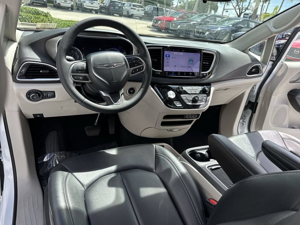 Used 2024 Chrysler Pacifica Touring-L FWD image 35