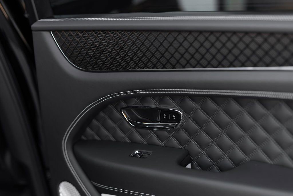 Used 2025 Bentley Bentayga AWD/4WD image 25