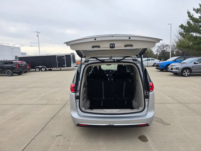 Used 2024 Chrysler Pacifica Touring-L image 23