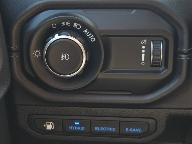 Used 2025 Jeep Wrangler Unlimited Sahara w/ Safety Group AWD/4WD image 26