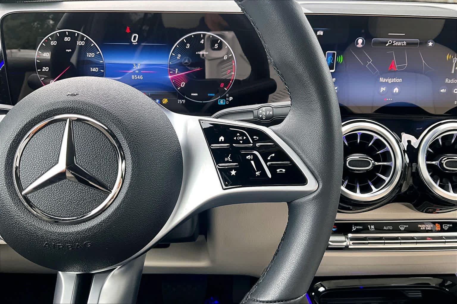 Used 2025 Mercedes-Benz GLB 250 4MATIC image 25
