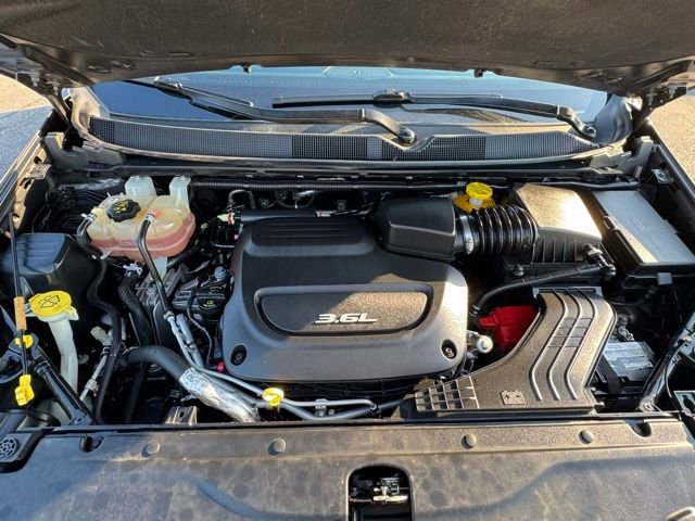 Used 2017 Chrysler Pacifica Touring FWD image 2