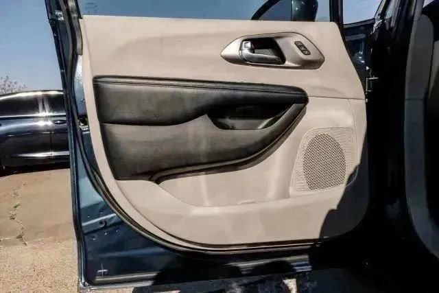Used 2021 Chrysler Pacifica Touring-L FWD image 49
