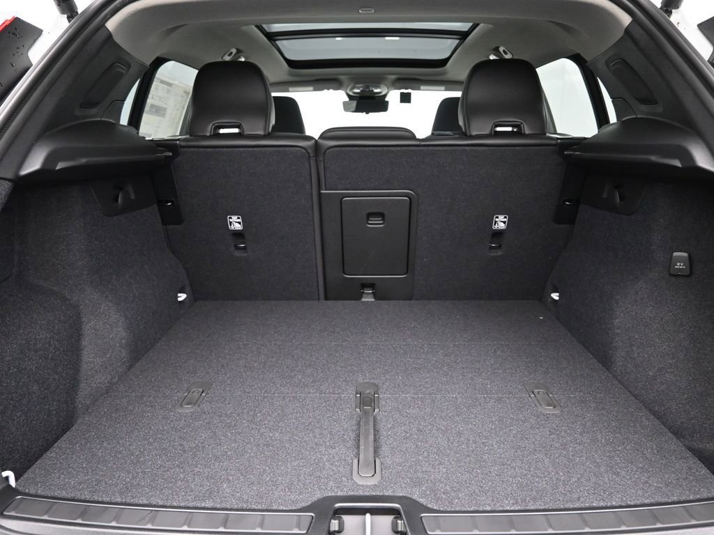 New 2025 Volvo XC40 B5 Plus w/ Climate Package image 26