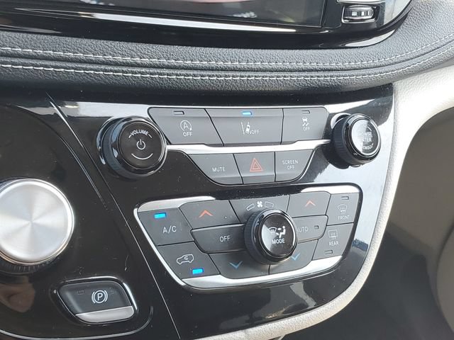 Used 2022 Chrysler Pacifica Touring-L FWD image 27