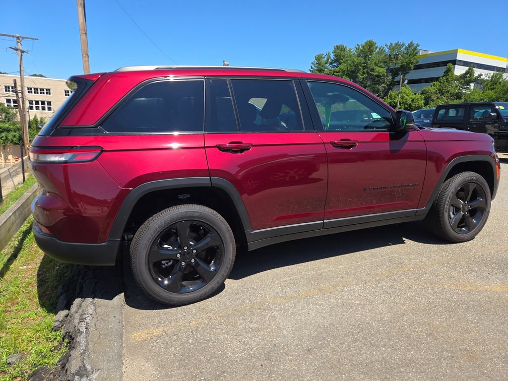 Used 2025 Jeep Grand Cherokee Altitude AWD/4WD image 6