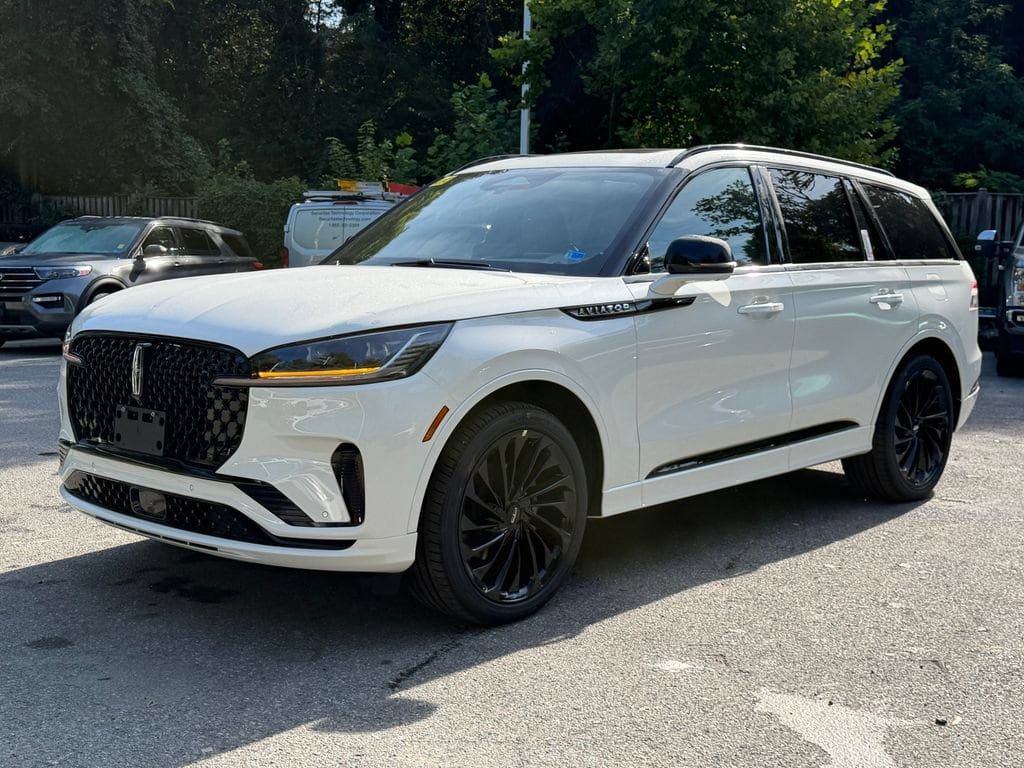 New 2027 Lincoln Aviator Reserve AWD/4WD image 3
