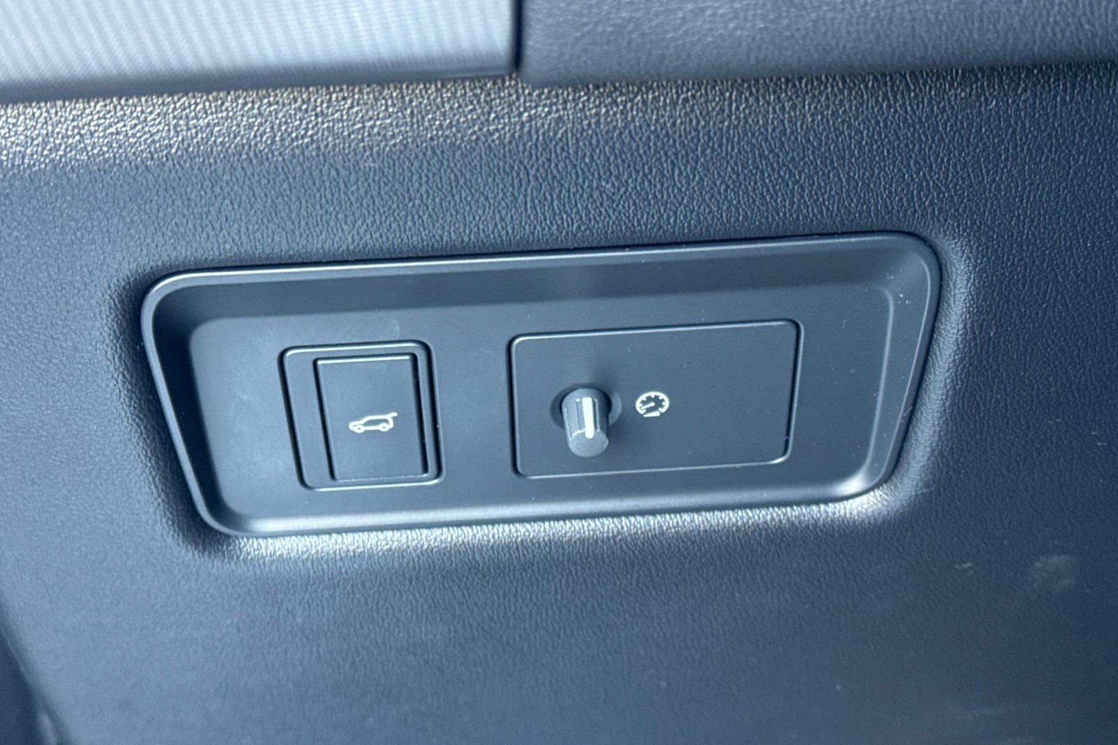 Used 2020 Land Rover Range Rover Sport HSE image 32