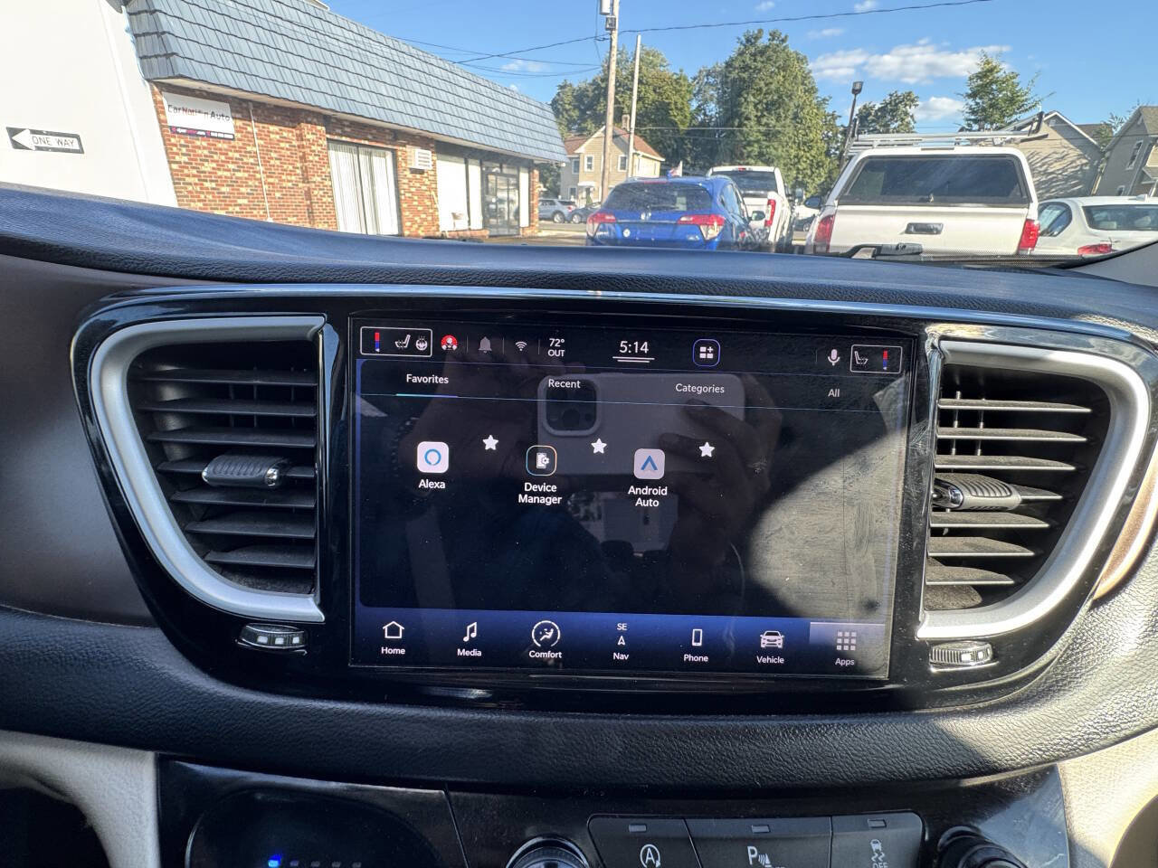 Used 2022 Chrysler Voyager LX image 71