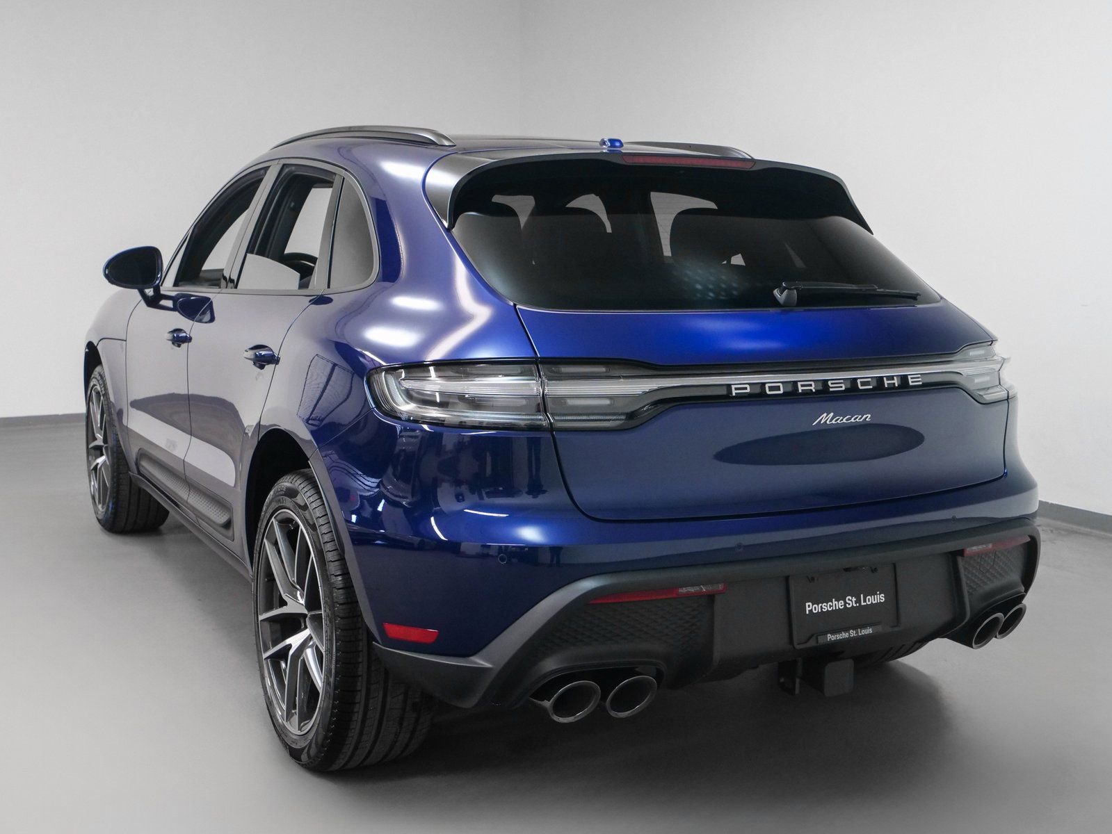 Certified 2025 Porsche Macan AWD/4WD image 3