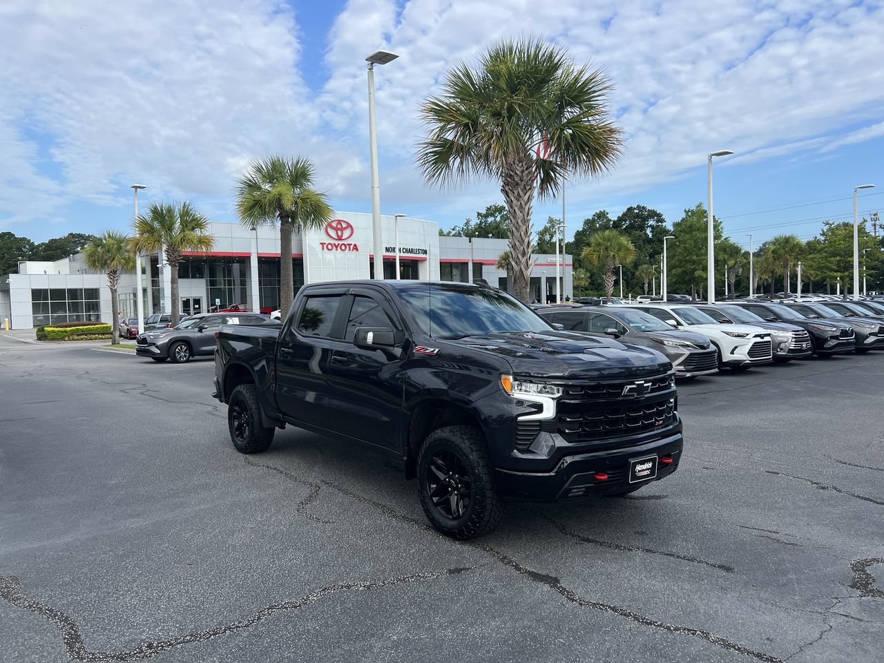 Used 2024 Chevrolet Silverado 1500 LT Trail Boss w/ LT Trail Boss Premium Package AWD/4WD image 2
