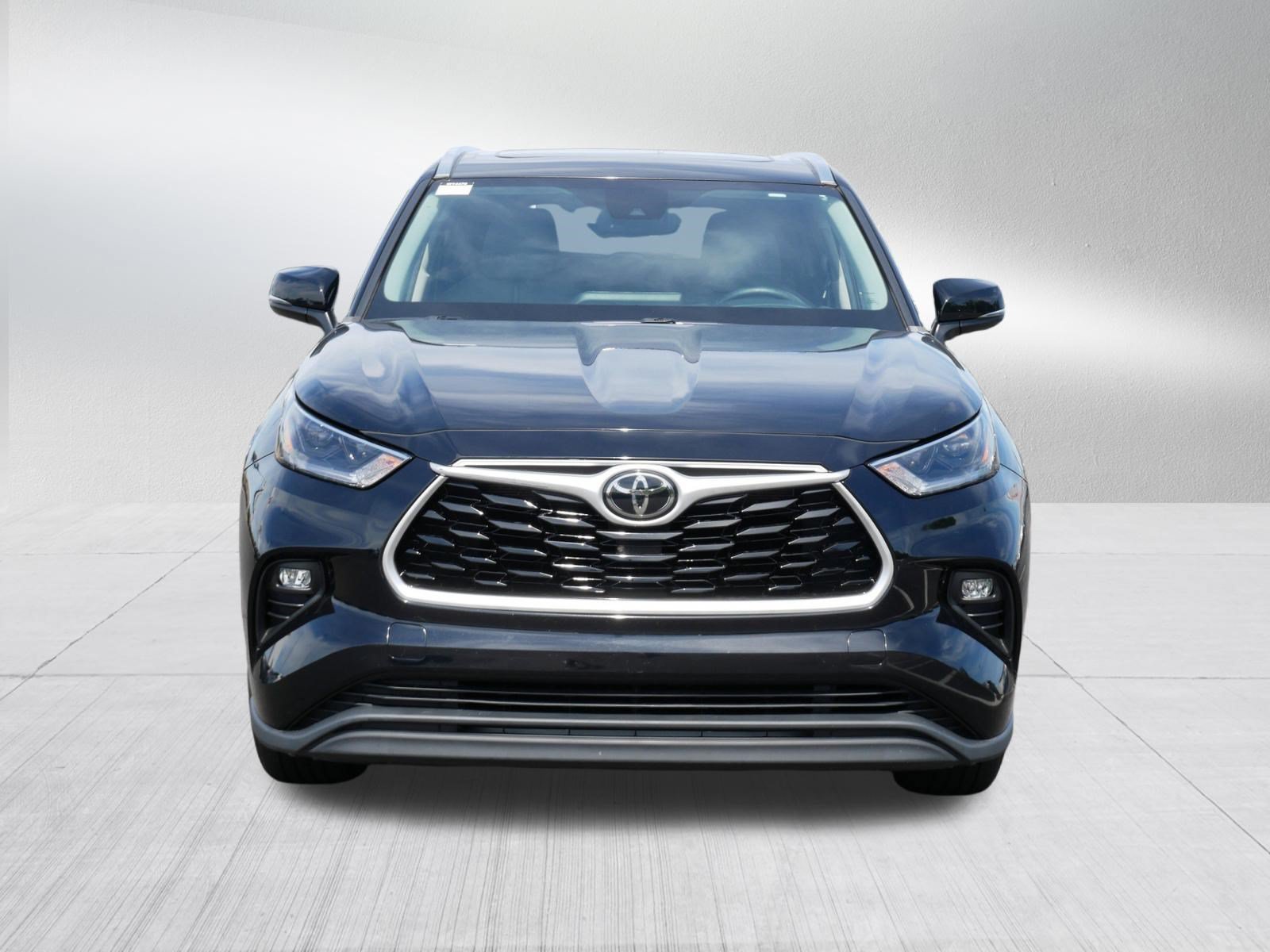 Certified 2021 Toyota Highlander XLE FWD image 2