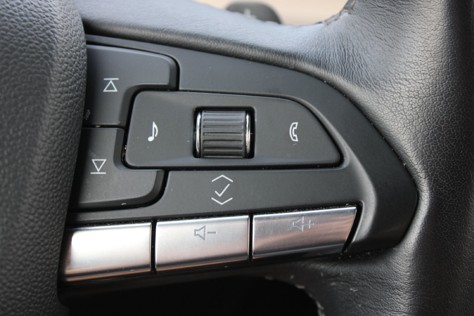 Used 2025 Cadillac XT4 Premium Luxury FWD image 21