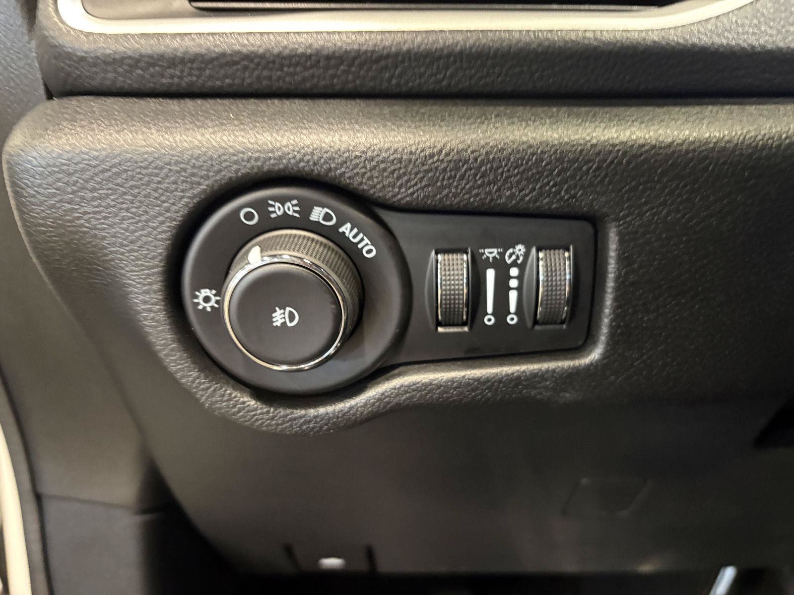 Used 2023 Chrysler Pacifica Touring-L w/ S Appearance Package FWD image 17