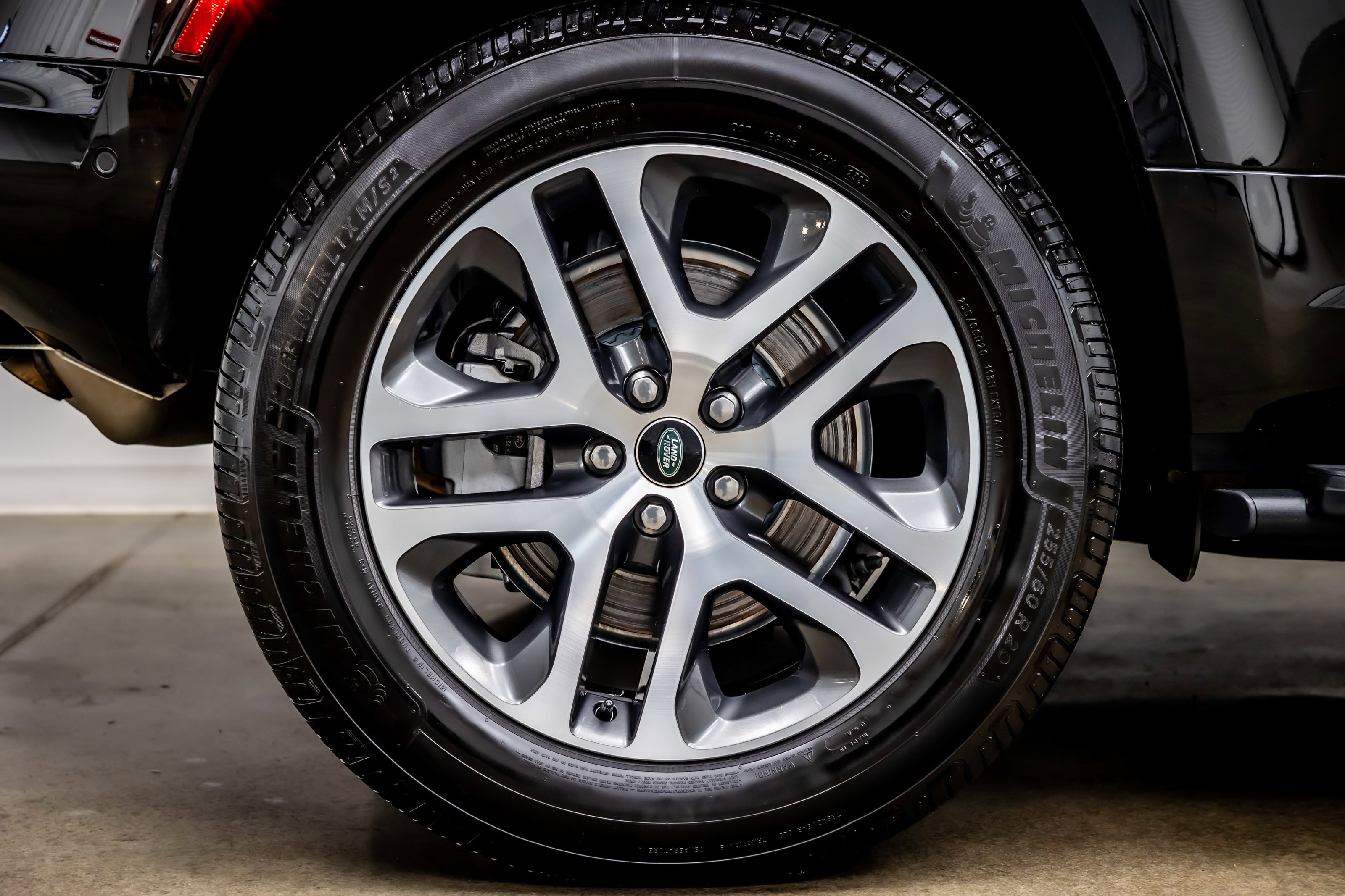 Used 2024 Land Rover Defender 110 X-Dynamic SE image 37