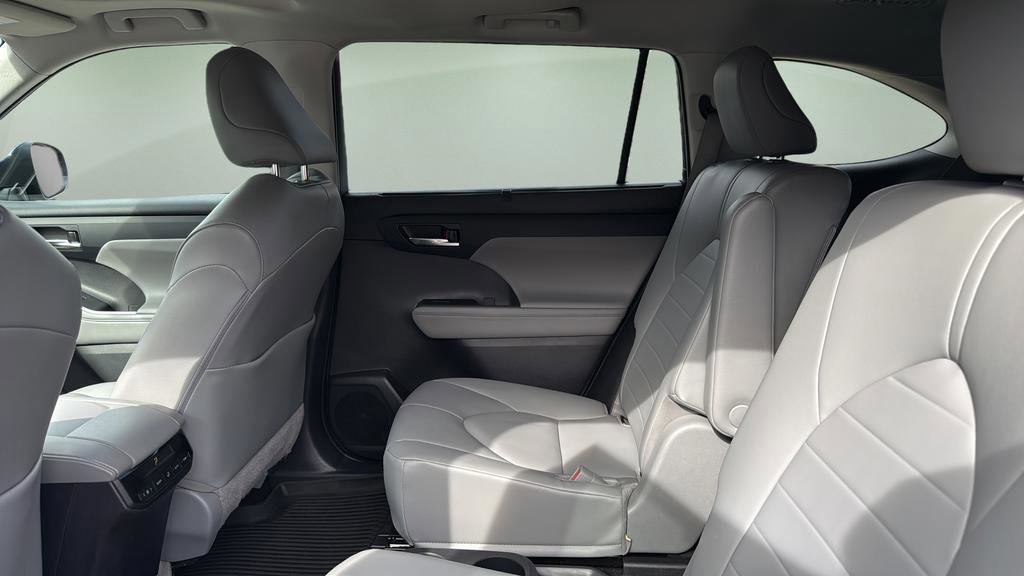 Used 2022 Toyota Highlander XLE image 16