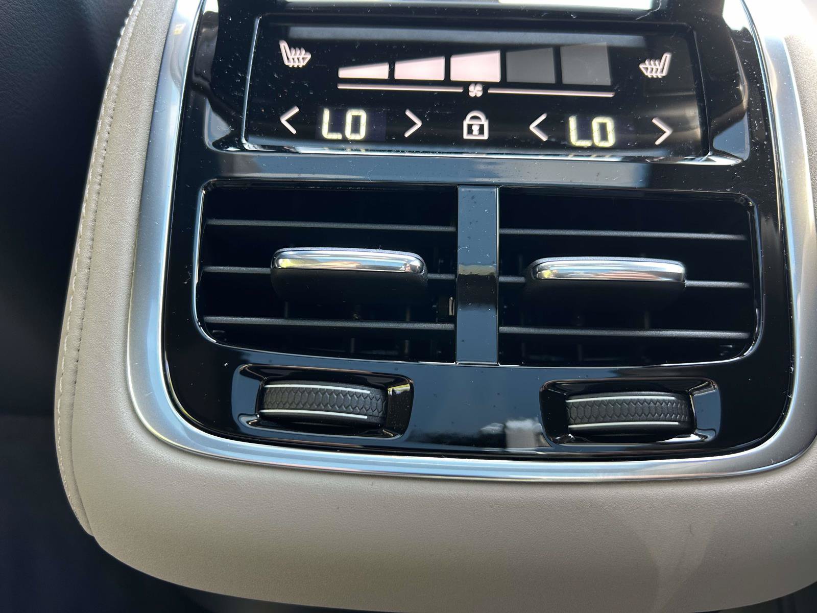 New 2026 Volvo XC90 B6 Plus w/ Protection Package Premier AWD/4WD image 15