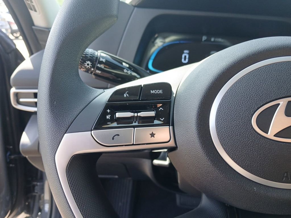 Used 2025 Hyundai Elantra SE FWD image 16