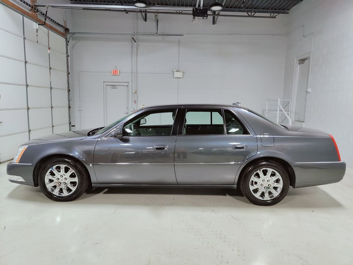 Used 2009 Cadillac DTS w/ Trunk Convenience Package FWD image 22