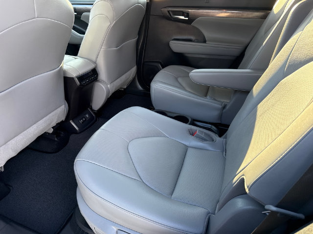 Used 2020 Toyota Highlander Limited FWD image 18