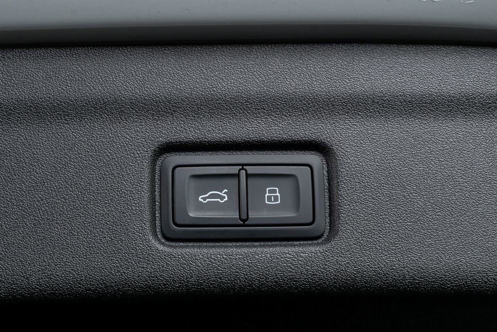 Certified 2025 Audi Q6 e-tron Premium image 30