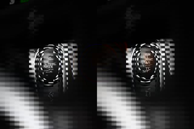 Used 2021 Mercedes-Benz GLB 250 4MATIC w/ Premium Package image 15