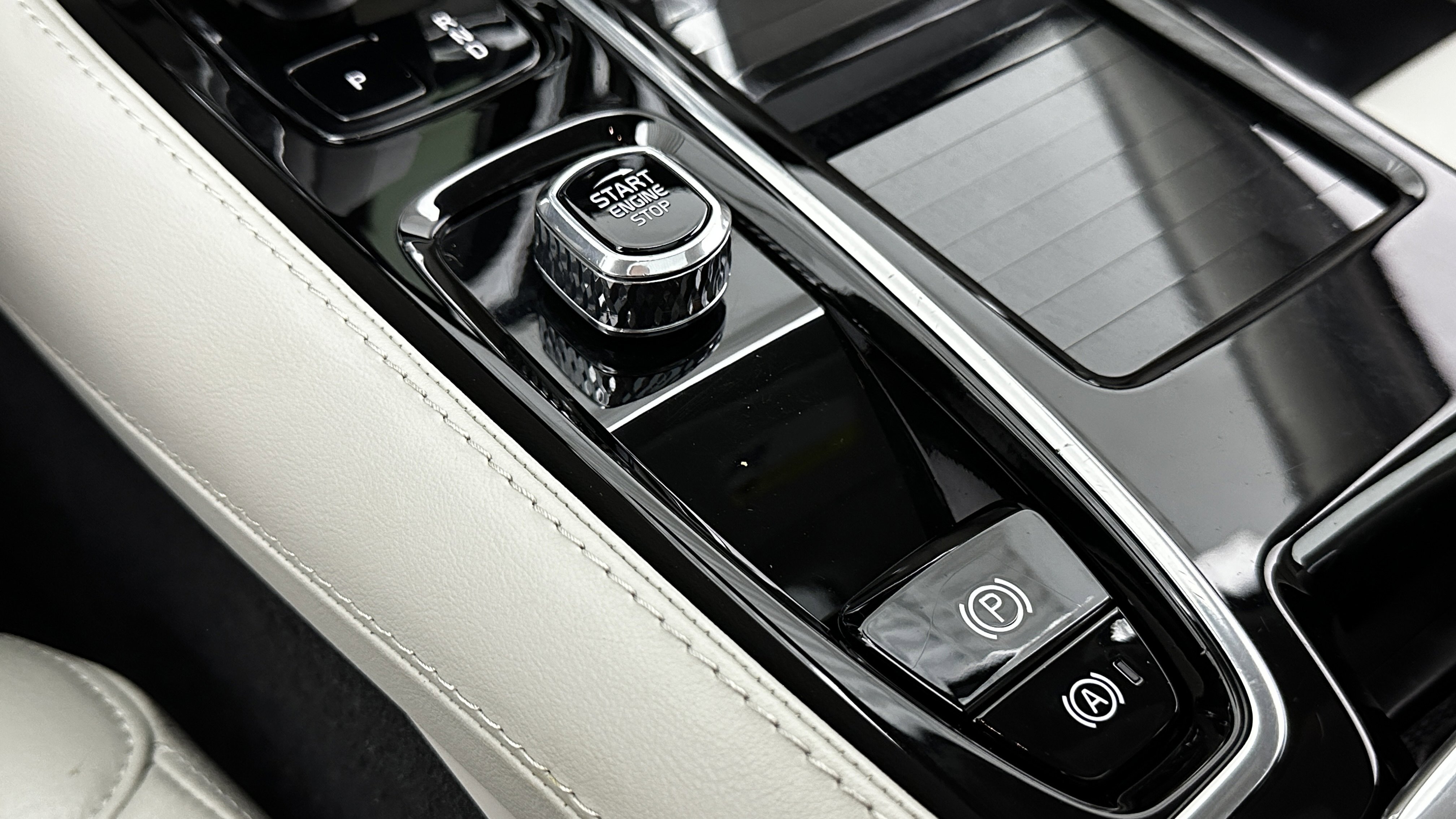 Used 2023 Volvo S60 T8 Plus image 19