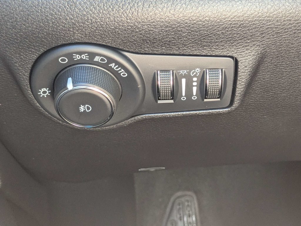 Used 2024 Jeep Compass Latitude AWD/4WD image 31