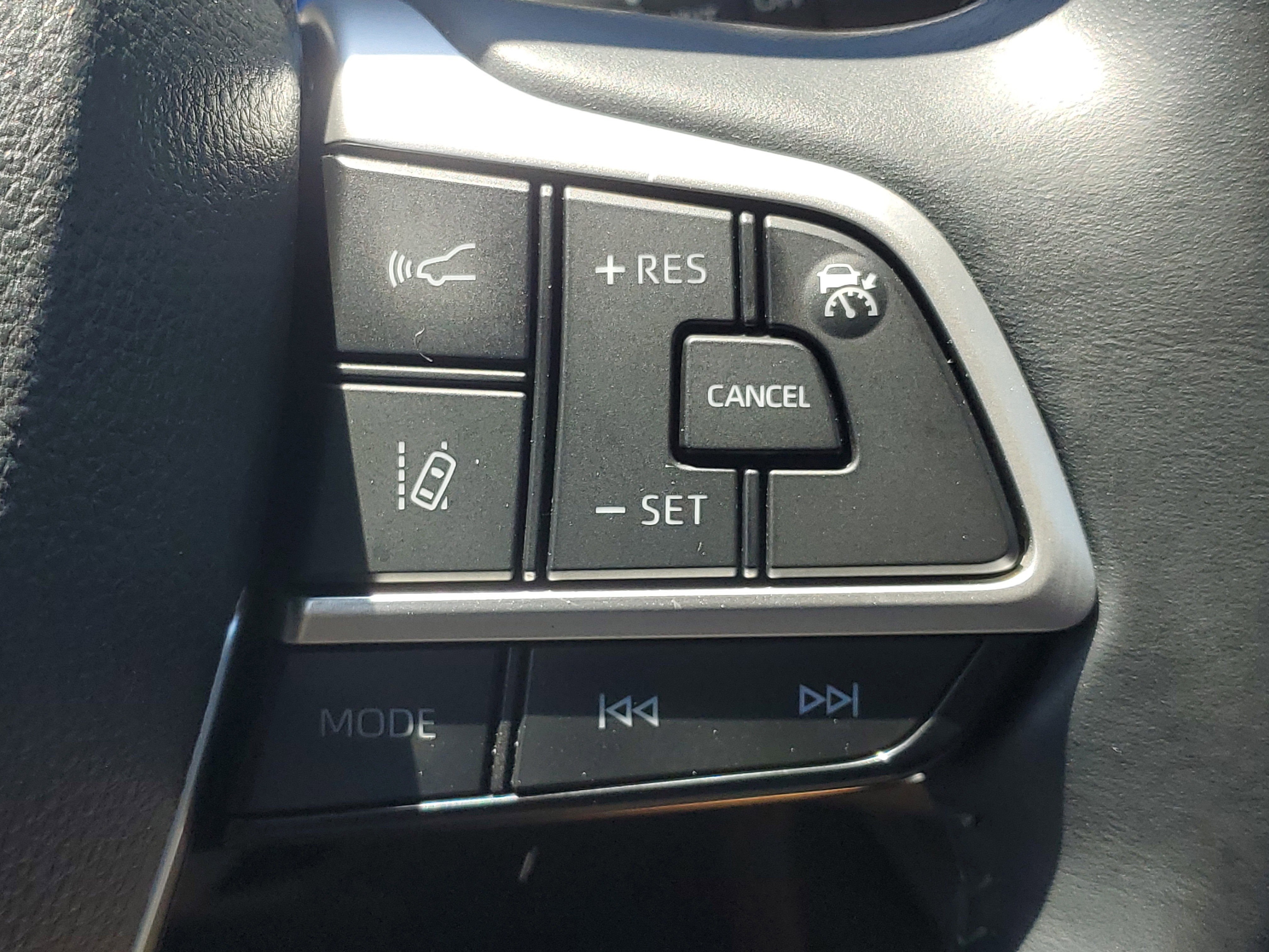 Used 2022 Toyota Highlander XLE FWD image 25