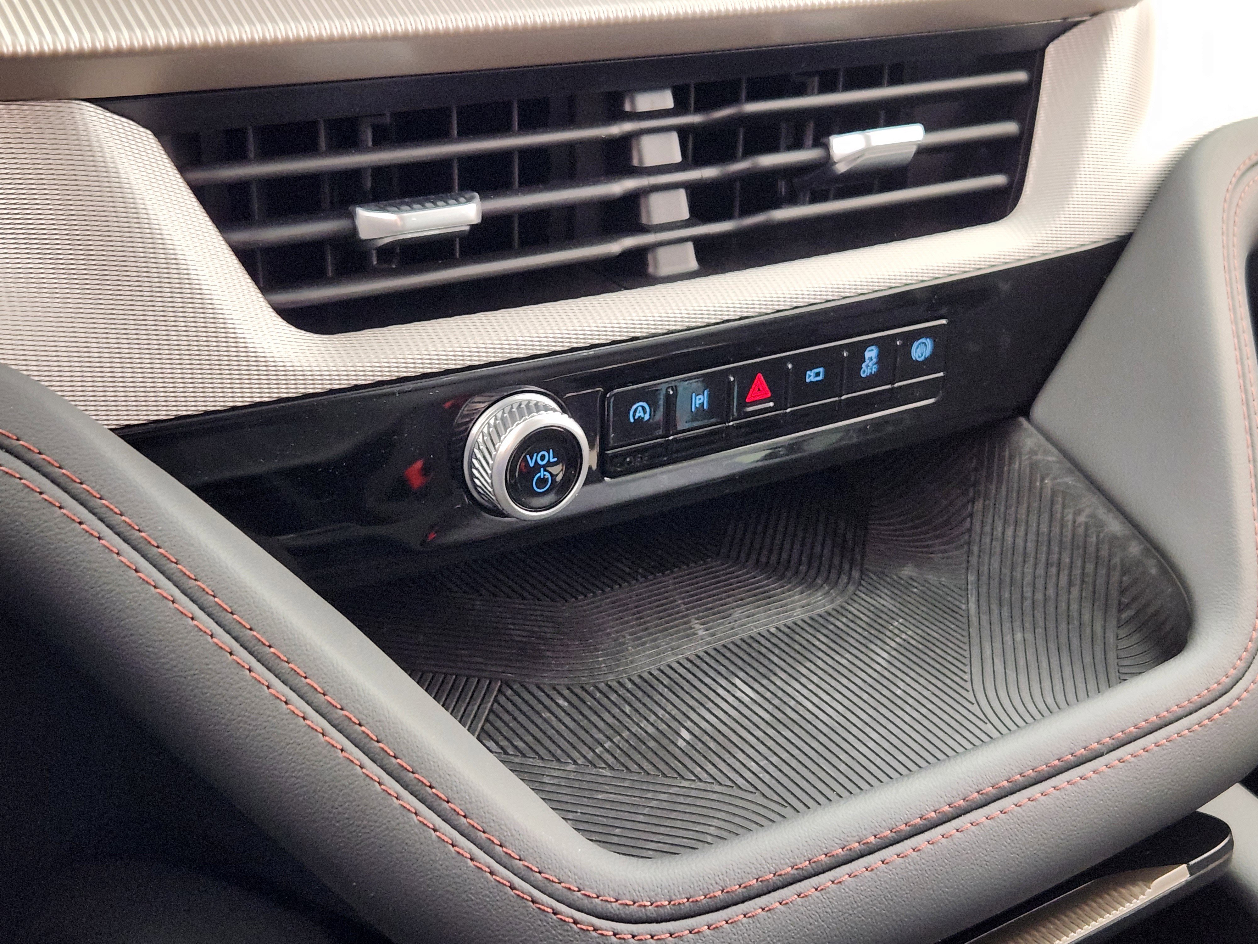 Used 2025 Ford Explorer Active image 24